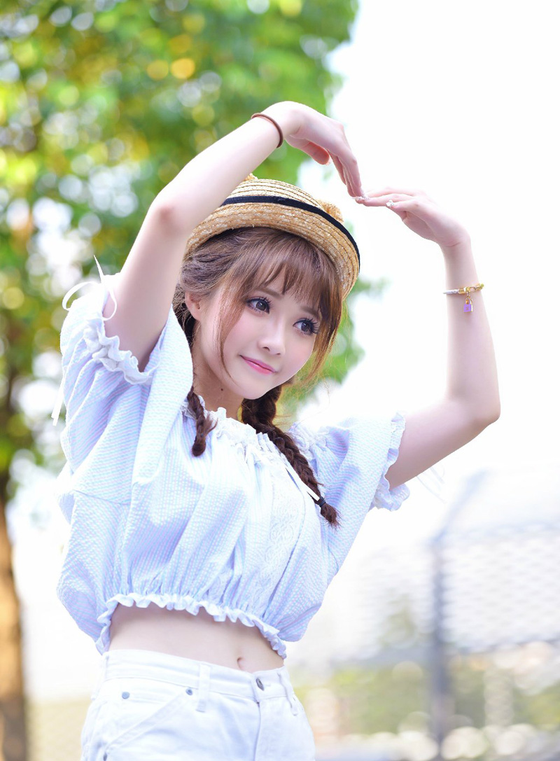 友谊能使人同舟共济，友谊能使人生活充实，五彩缤纷。